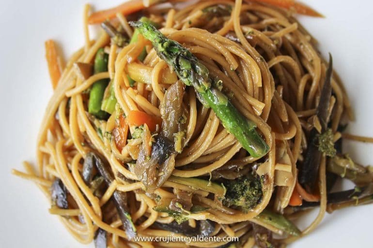 Espaguetis integrales con verduras, una receta sana y riquísima