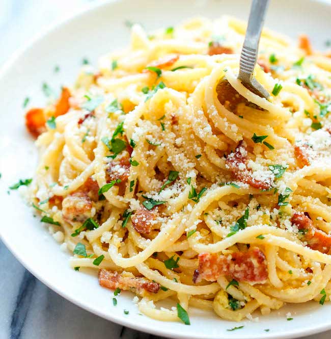 Espaguetis carbonara con y sin nata