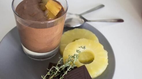 Mousse de chocolate y tomillo con piña caramelizada