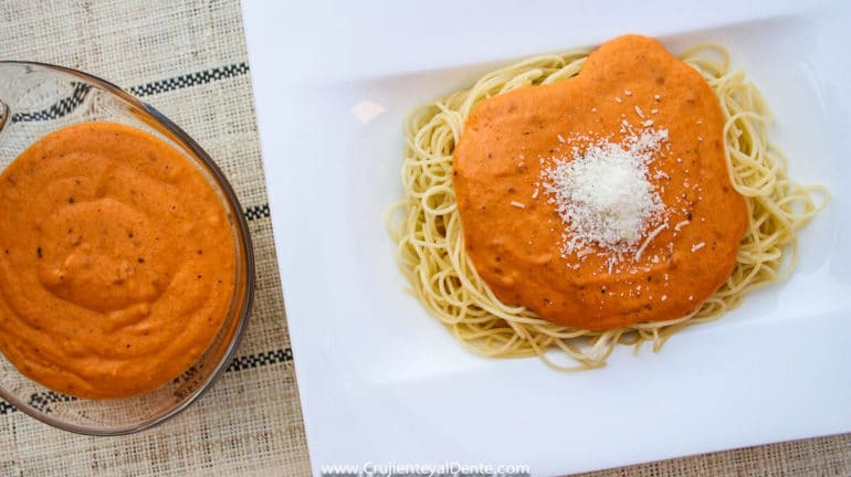 Espaguetis con salsa de tomate cremosa