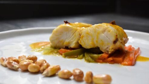 Merluza en papillote con ají amarillo y maíz chulpi