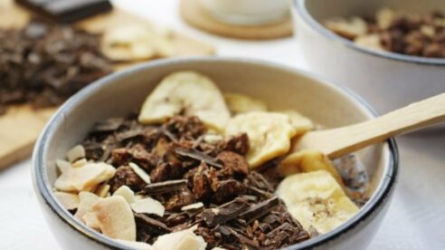 Granola con chocolate y avellanas