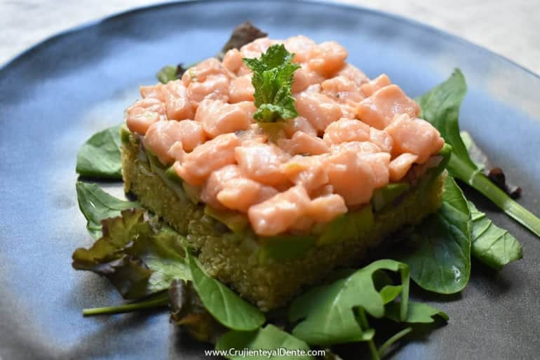Ensalada de quinoa con salmón marinado