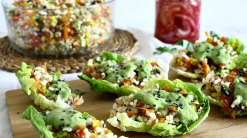 Ensalada de arroz integral con salsa de aguacate