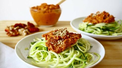 Espaguetis de calabacín con pesto de tomates secos