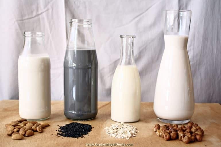 Leche vegetal casera: almendras, sésamo, avena y avellanas