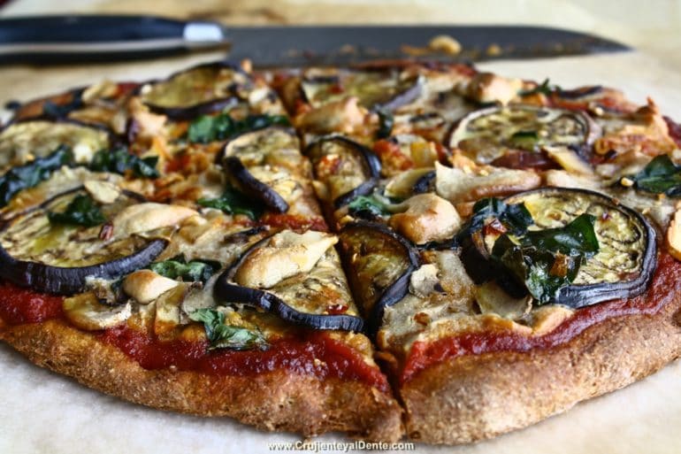 Pizza vegana con queso cremoso de anacardos