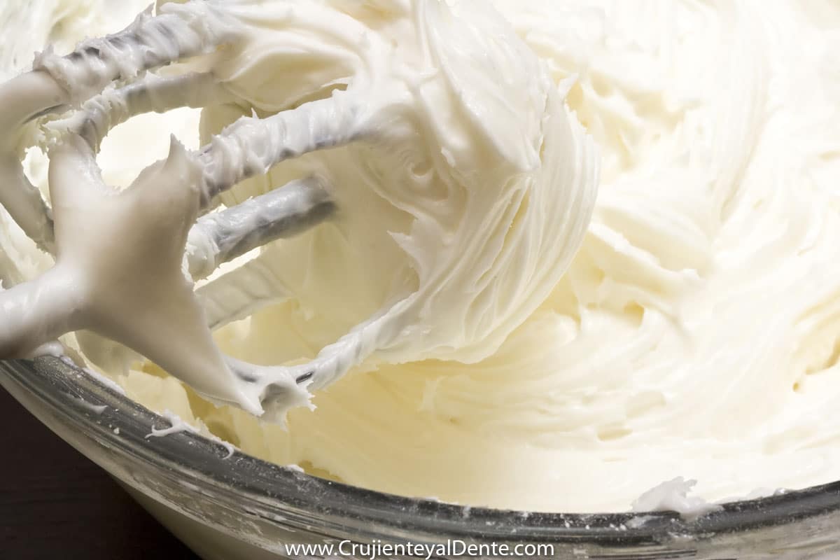 Frosting de queso crema. La mejor receta para cubrir y rellenar tus tartas.
