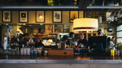 Un 12% de los trabajadores ha cambiado las comidas en la oficina por bares y restaurantes