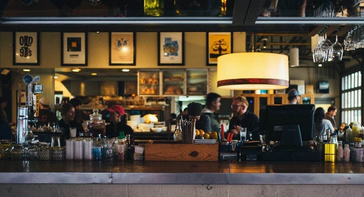 Un 12% de los trabajadores ha cambiado las comidas en la oficina por bares y restaurantes