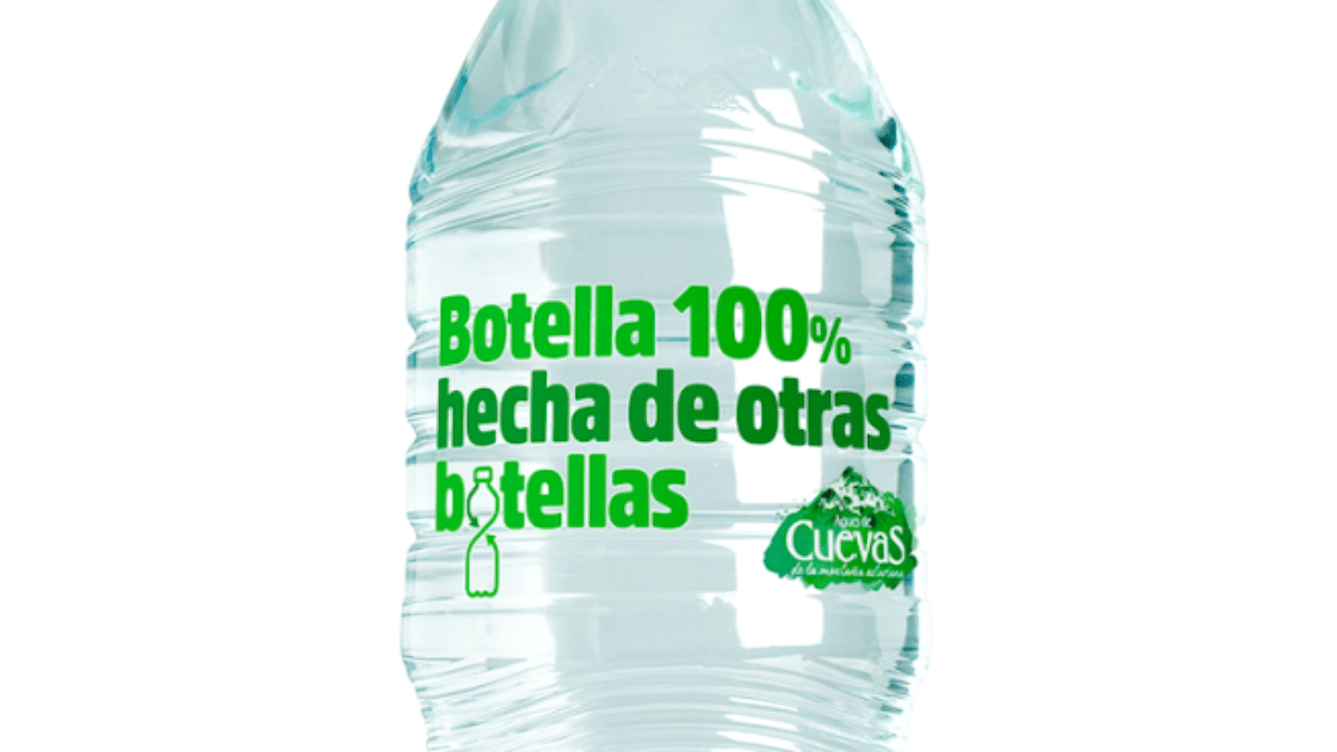 Agua de Cuevas comenzará a fabricar todas sus botellas con plástico 100% reciclado