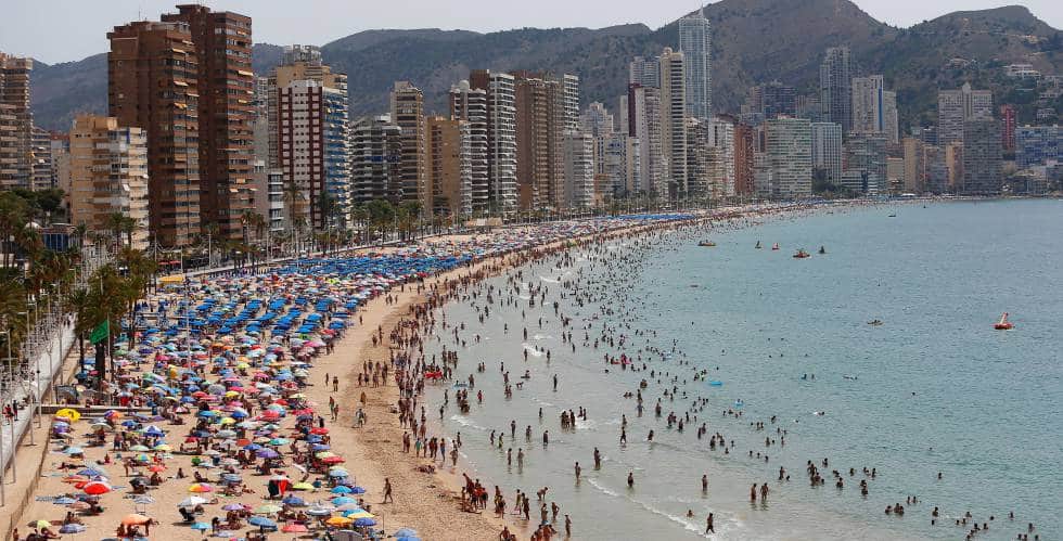 Los turistas gastaron 34.816 millones en España durante 2021, una tercera parte que antes de la pandemia