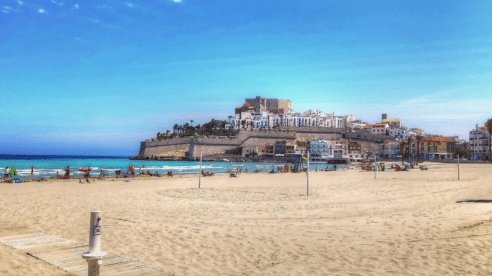 Peñiscola saca a concurso la gestión de sus chiringuitos de playa