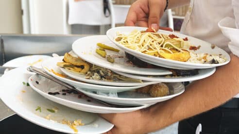 Bares y restaurantes se enfrentarán a multas de hasta 60.000 euros por desperdiciar comida