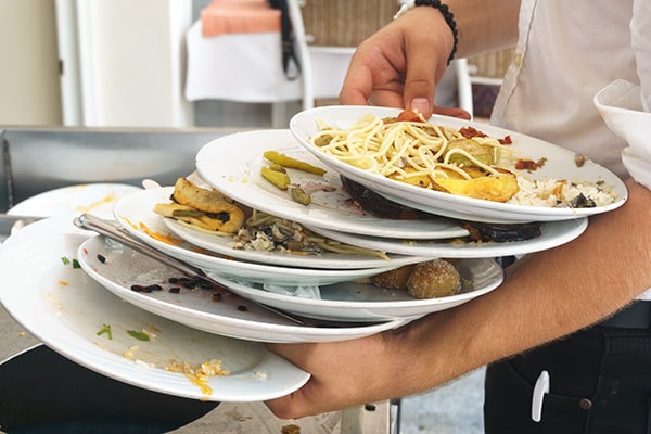 Bares y restaurantes se enfrentarán a multas de hasta 60.000 euros por desperdiciar comida