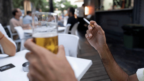 Sanidad «saca del cajón» la prohibición de fumar en las terrazas de bares y restaurantes