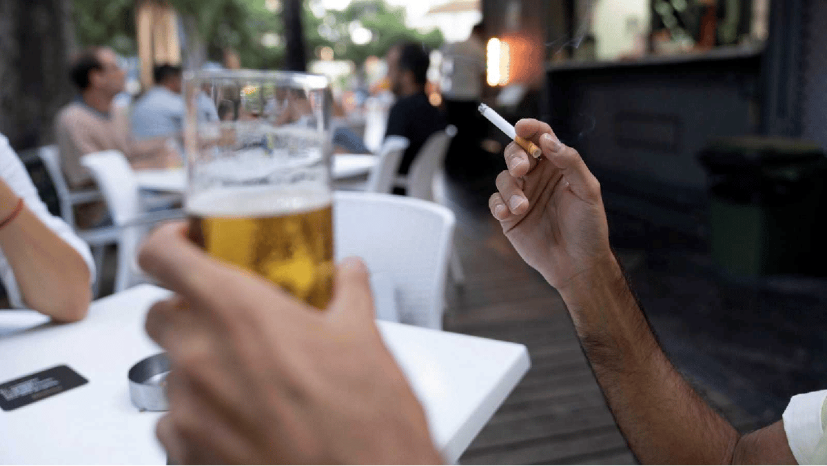 Cataluña retoma el plan de prohibir fumar en terrazas ante la oposición del sector