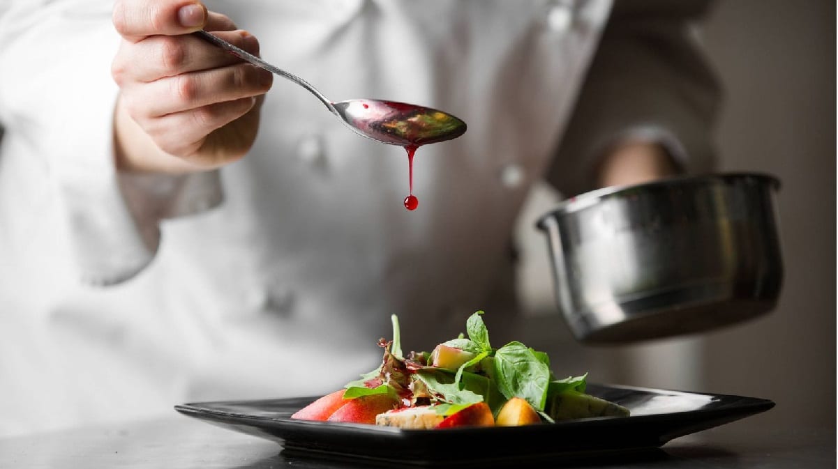 Hacer las tareas domésticas gatear herramienta Chef, el profesional más cotizado en hostelería: su salario casi dobla al  del camarero
