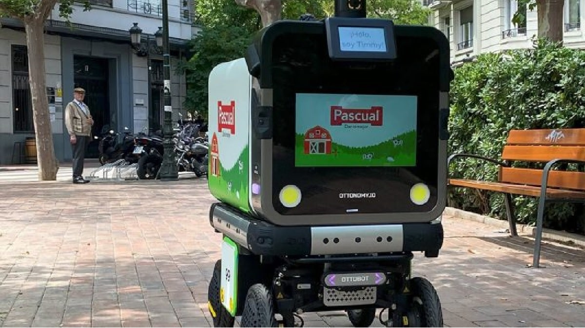 Pascual abre la veda de la entrega de pedidos en hostelería con robots autónomos