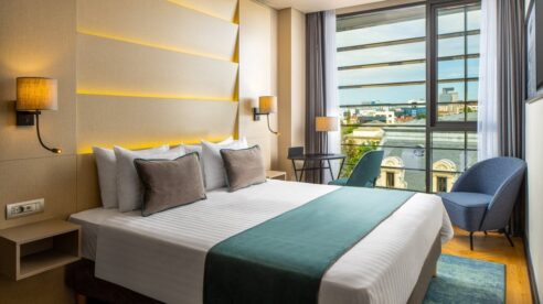 El reposicionamiento de hoteles mantiene viva la inversión en España