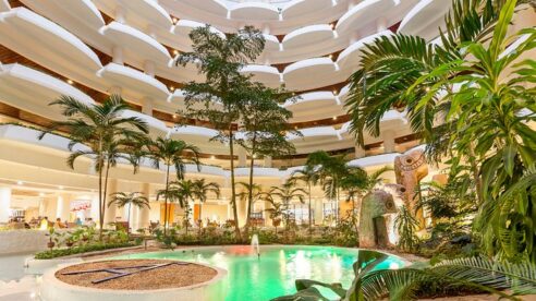 Las hoteleras españolas bailan al son cubano ante el atractivo creciente de la isla
