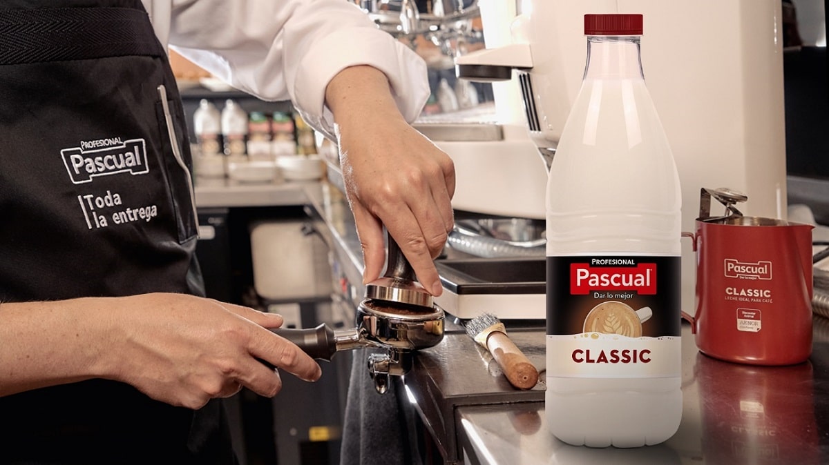 Pascual da una vuelta de tuerca a la sostenibilidad con su nueva botella de leche para hostelería