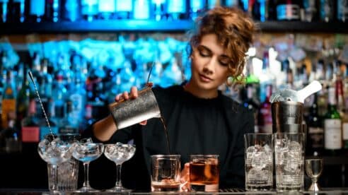 Bartender, una profesión vocacional amenazada por las condicionales laborales