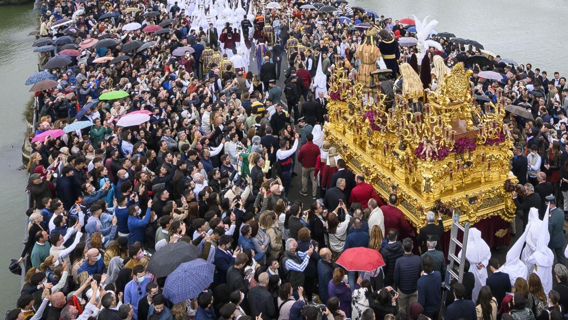 Las predicciones de lluvia ponen en alerta a los hosteleros de Sevilla esta Semana Santa
