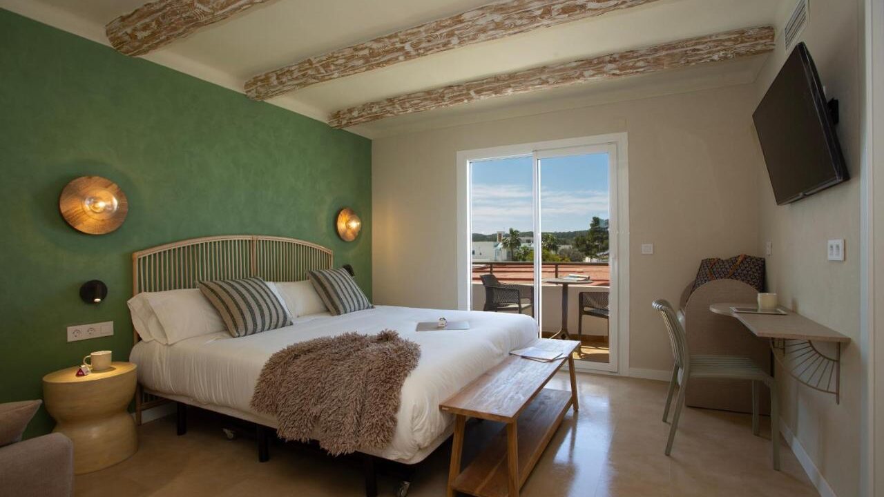 La valenciana Casual desembarca en Baleares con un hotel en Ibiza