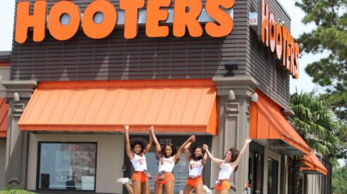 Hooters recurre a la quiebra y a su futuro como franquicia para salvarse