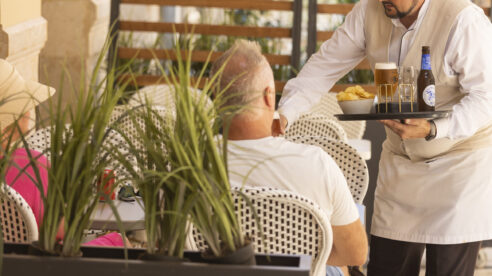 Paradoja del empleo en hostelería: 100.000 vacantes en verano mientras España lidera el paro europeo