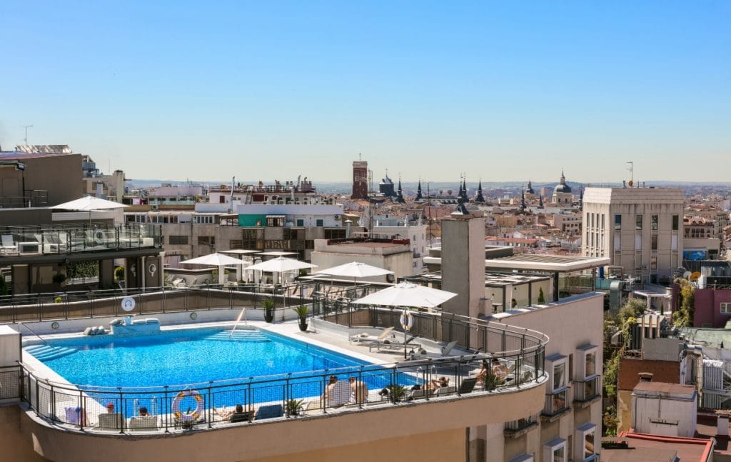 El mapa de los hoteles de Madrid que abren la piscina al público en plena ola de calor