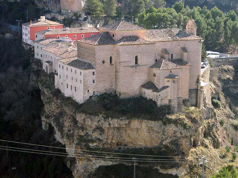 Parador de Cuenca: un antiguo convento frente a las Casas Colgadas